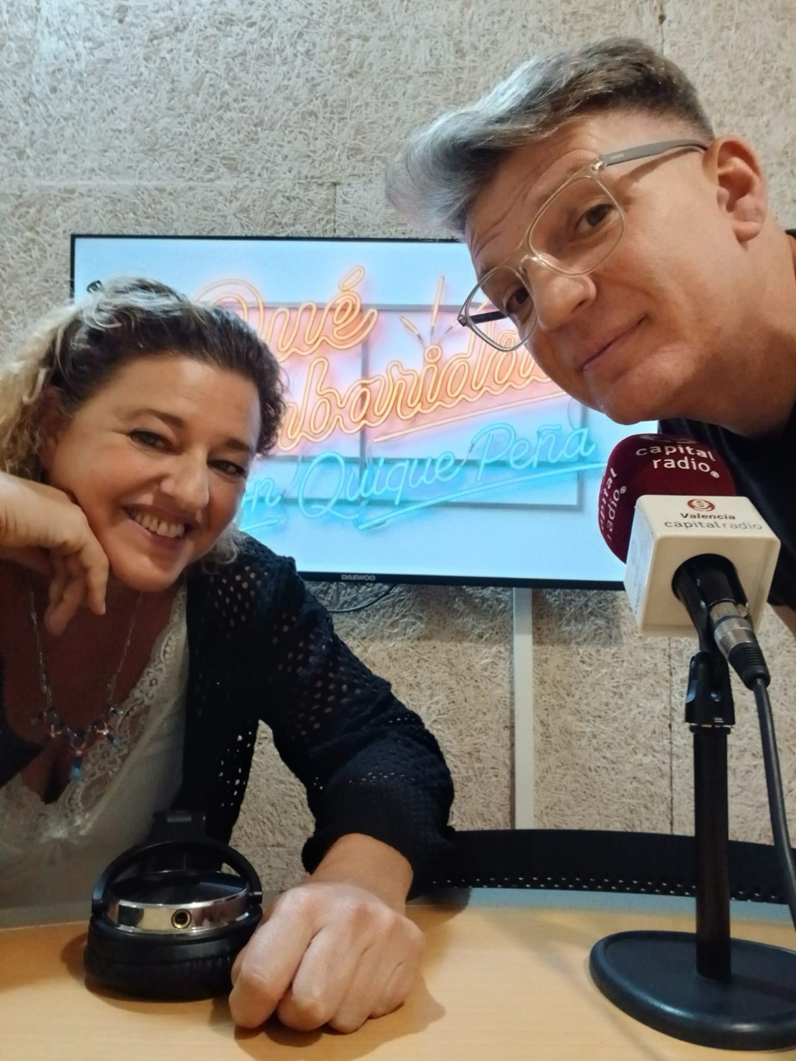 Por aquí os dejo un pequeño recordatorio… 👀

A partir de ahora, los lunes me tendréis junto a Quique Peña en ¡Qué Barbaridad! 🎙️

Podéis escucharnos en Capital Radio 94.5 FM y también vernos en YouTube.

Nos vemos los lunes 🧡 ¡Feliz semana! 🧡

@quiquepetv 
@valenciacapitalradio 
@quebarbaridadconquique 

.
.
.
.

#carolamaldonado #capitalradio #radiovalencia #quiquepeña #humorista